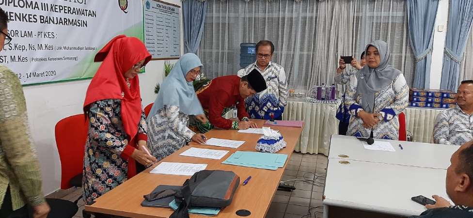 Penandatanganan Berita Acara Akreditasi Prodi D-III Keperawatan Poltekkes Kemenkes Banjarmasin